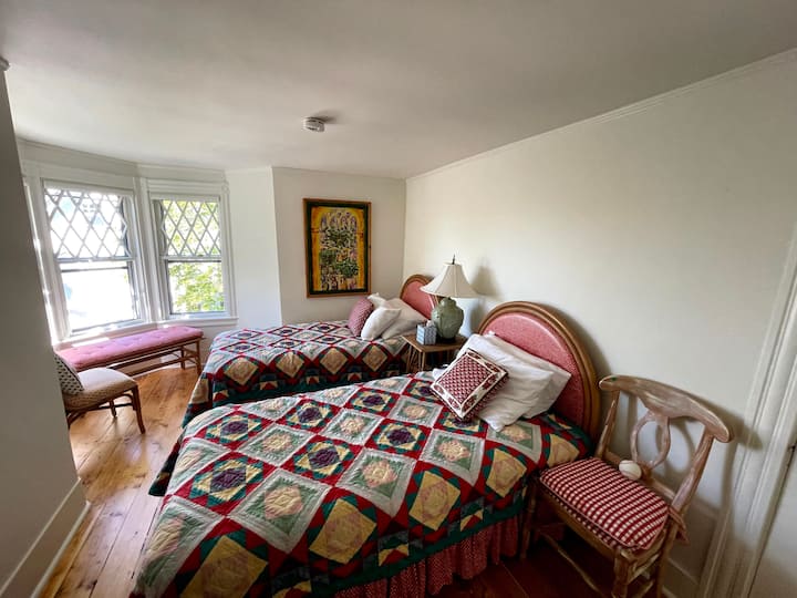 La chambre à deux lits offre une vue saisonnière sur le port
