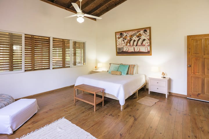 Dormitorio principal (dormitorio 1) con cama tamaño king, aire acondicionado y baño adjunto. También hay un colchón extraíble para esta habitación.