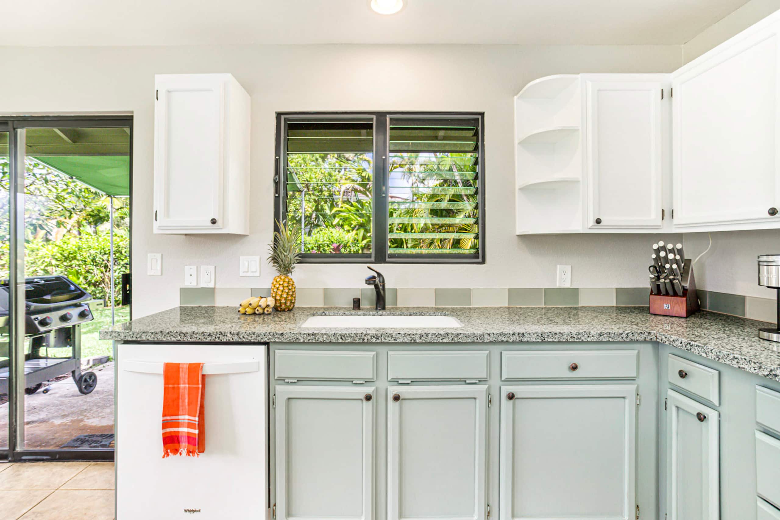 Newly updated 3bdrm - walk to shops & park -AC - Photo 5