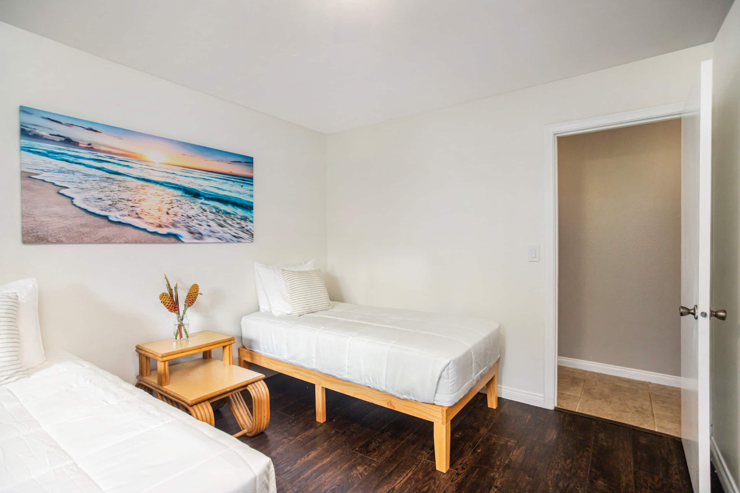 Newly updated 3bdrm - walk to shops & park -AC - Photo 28