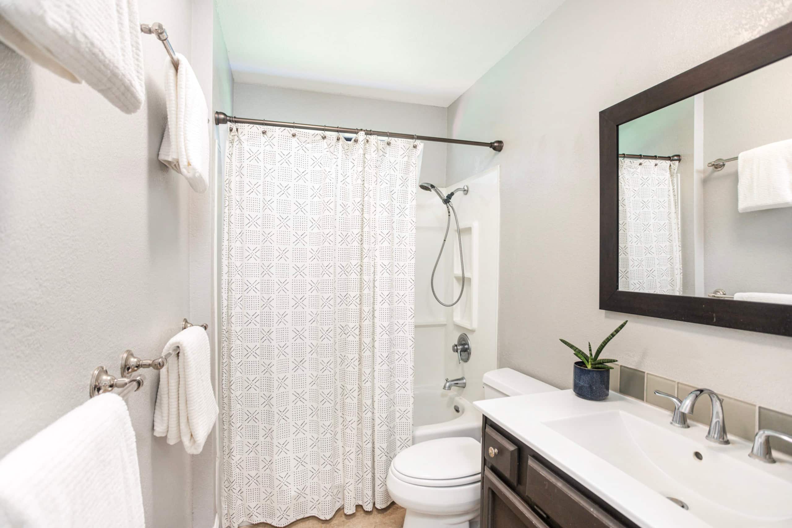 Newly updated 3bdrm - walk to shops & park -AC - Photo 18