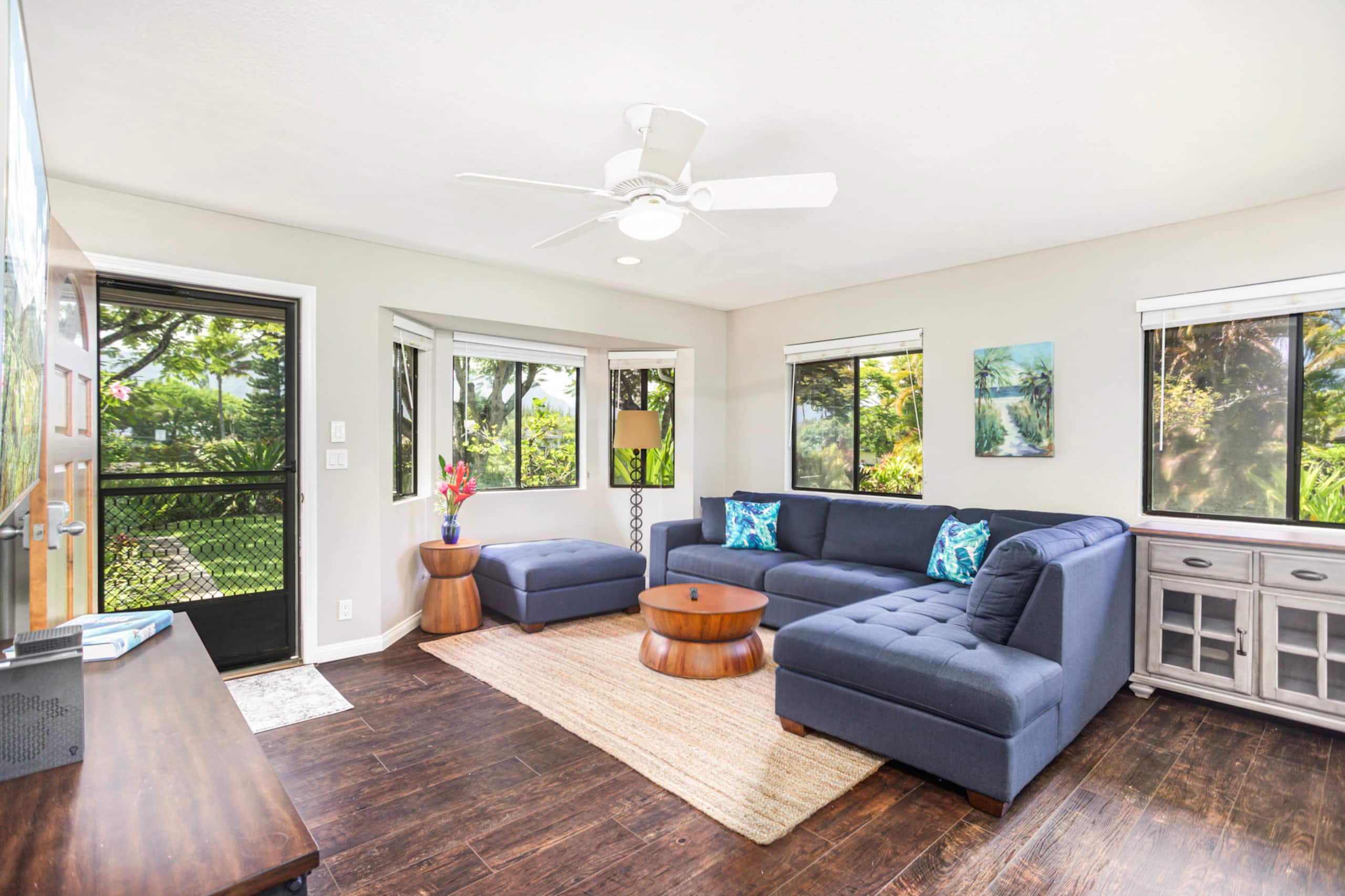 Newly updated 3bdrm - walk to shops & park -AC - Photo 3