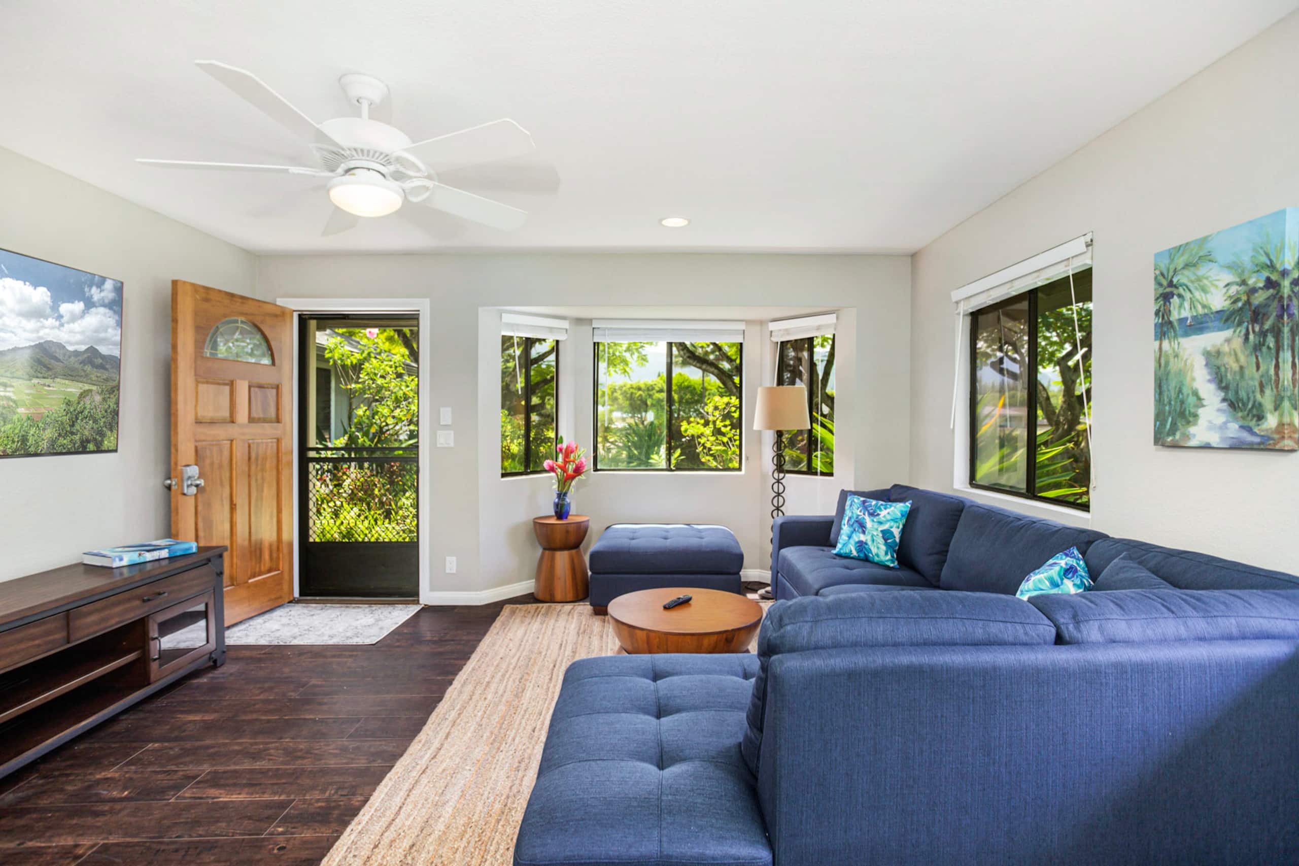Newly updated 3bdrm - walk to shops & park -AC - Photo 2