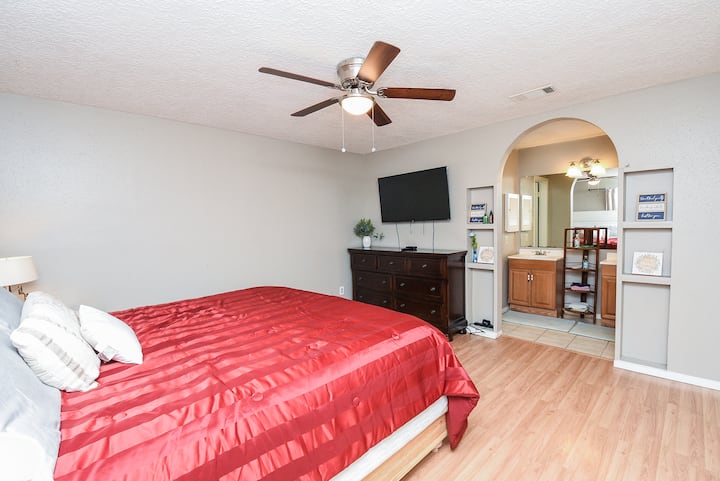 Искусете врвна релаксација во нашата мирна и убаво уредена спална соба.