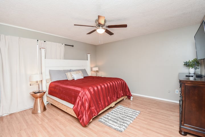 Повлечете се во вашето приватно засолниште – добре дојдовте во нашата удобна спална соба.