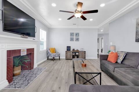 New Contemporary East LA Home - Centrally Located!