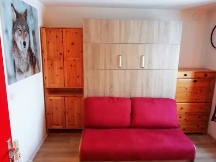 Მერფის საწოლი ჩაშენებული სკამით სივრცის დაზოგვისა და ნამდვილი საძილე პირობებისთვის.