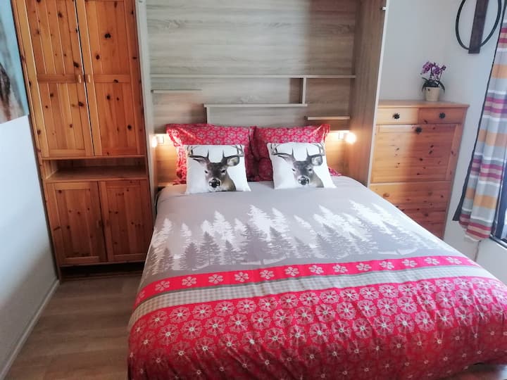 Მე ვიზრუნებ იმაზე, რომ თქვენი საწოლი თქვენი ჩამოსვლისთვის იყოს.
Გარდა ზეწრებისა, სააბაზანოში პირსახოცები დაგხვდებათ.