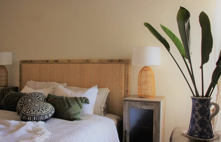 Dormitorio king. Aire acondicionado de ciclo inverso. Televisor inteligente grande con wifi gratuito, incluidas plataformas de streaming.  