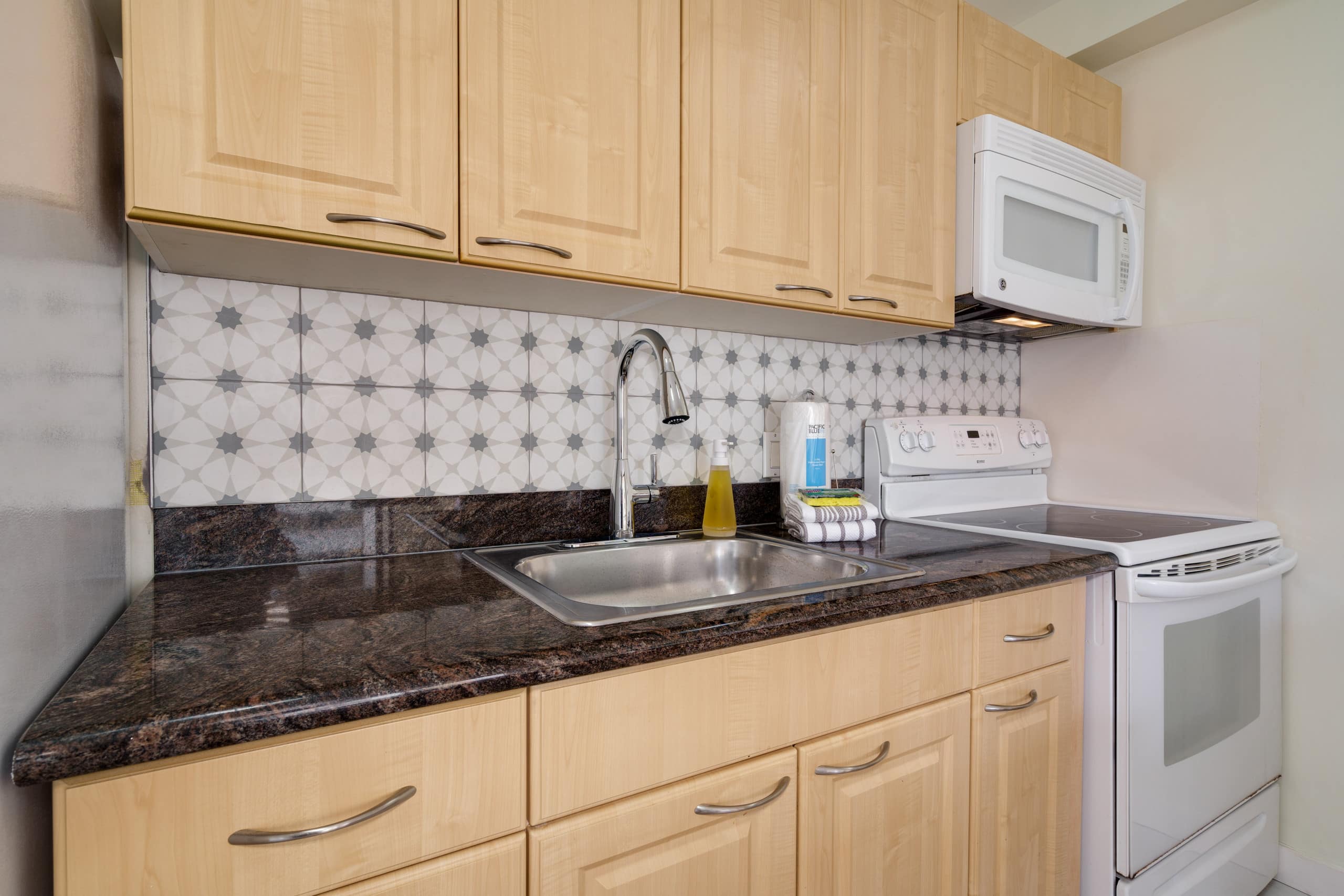 Condo in Honolulu · ★4.68 · 1 bedroom · 2 beds · 1 private bath - Image 8