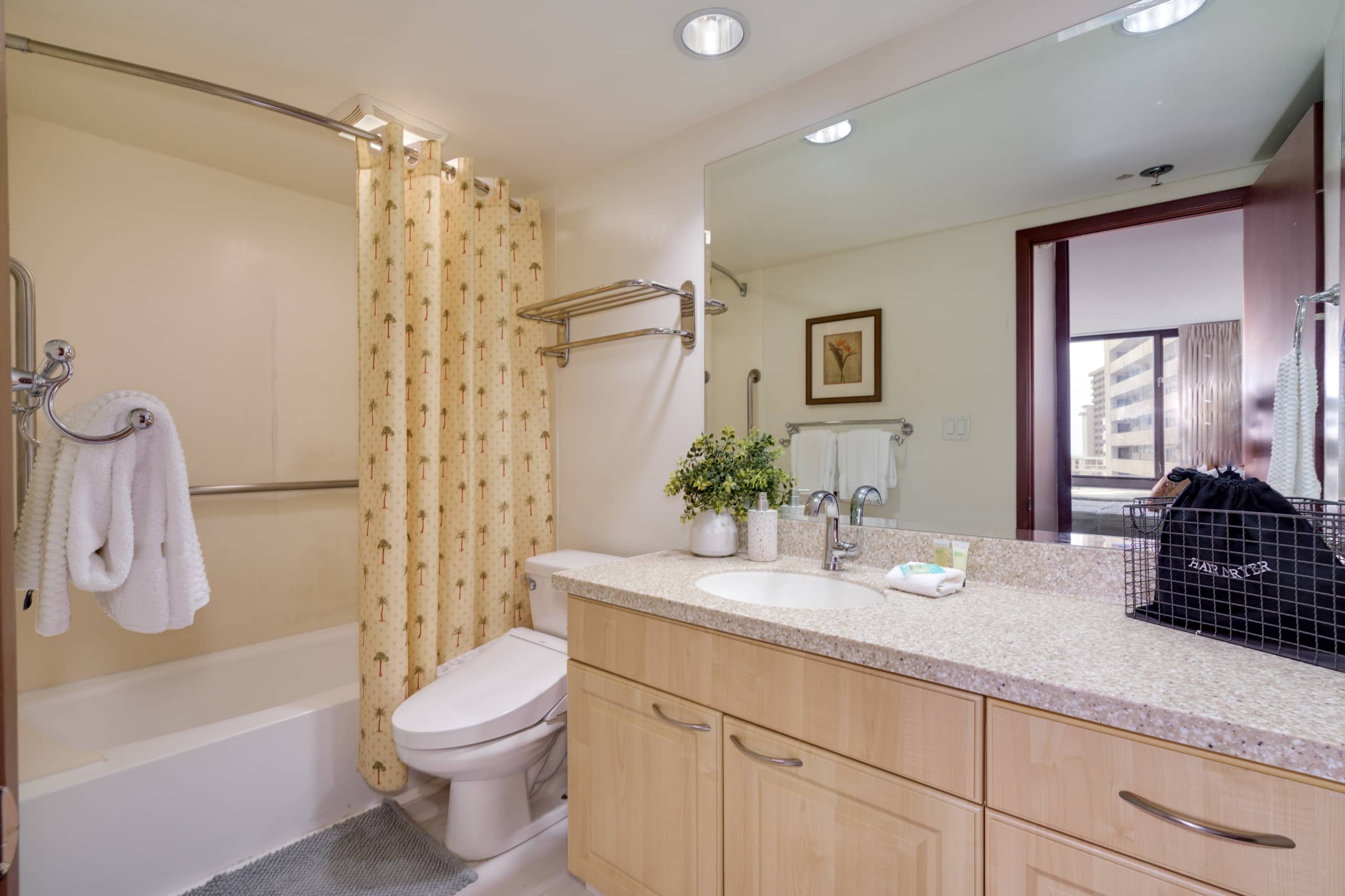 Condo in Honolulu · ★4.68 · 1 bedroom · 2 beds · 1 private bath - Image 18