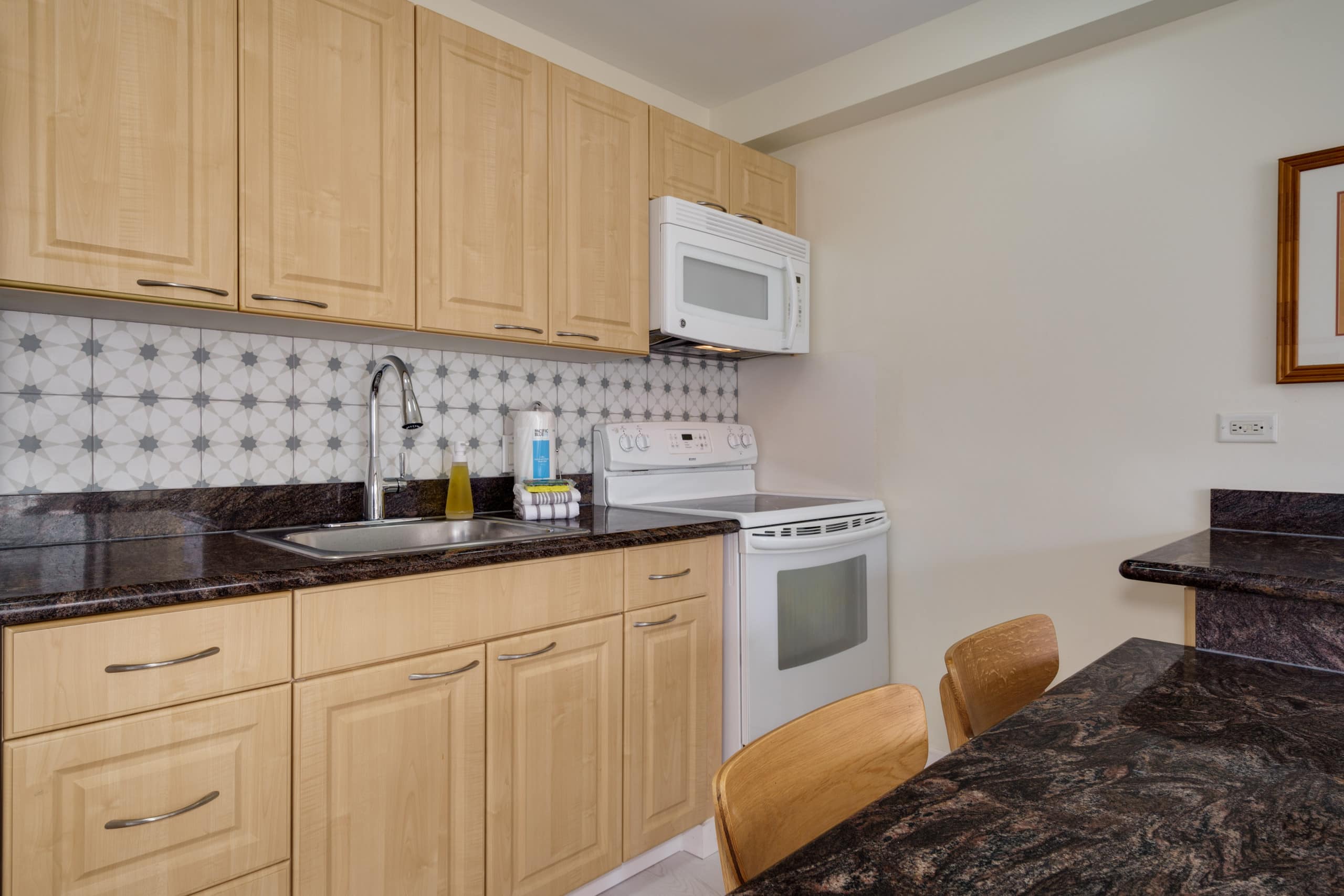 Condo in Honolulu · ★4.68 · 1 bedroom · 2 beds · 1 private bath - Image 10