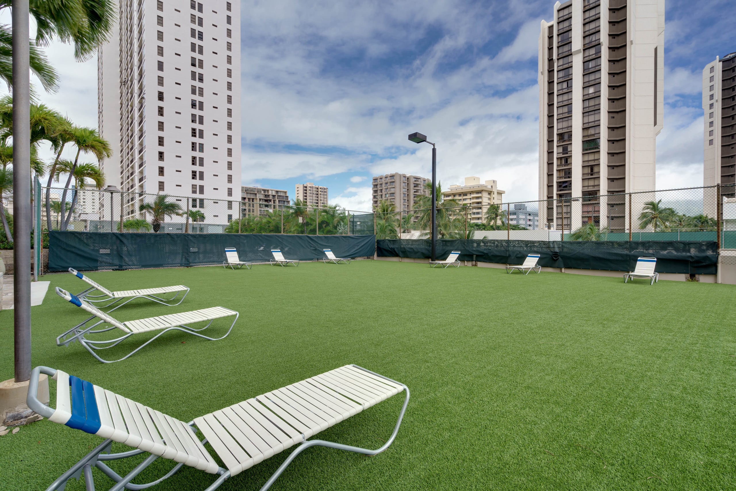 Condo in Honolulu · ★4.68 · 1 bedroom · 2 beds · 1 private bath - Image 25