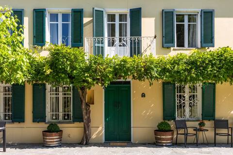 Luxe Villa, All Ensuites & Private Vineyard Views