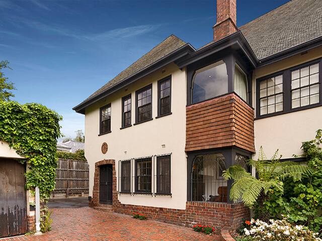 Sun-filled Toorak home & parking