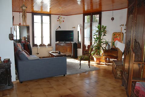 Successful Airbnb property: Spacious 2-bedroom + Parking Close to TOURIST CENTER in Annecy
