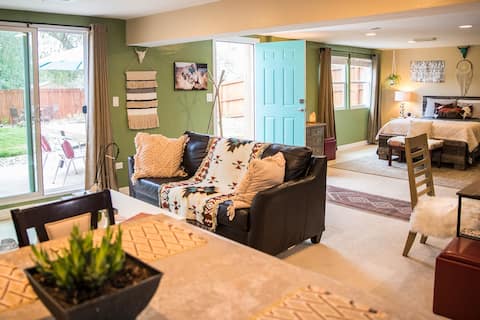 Vibrant Walkout GuestSuite w/Yard, WorkSpace & Art