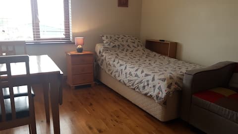 Large single room with large bathroom near airport