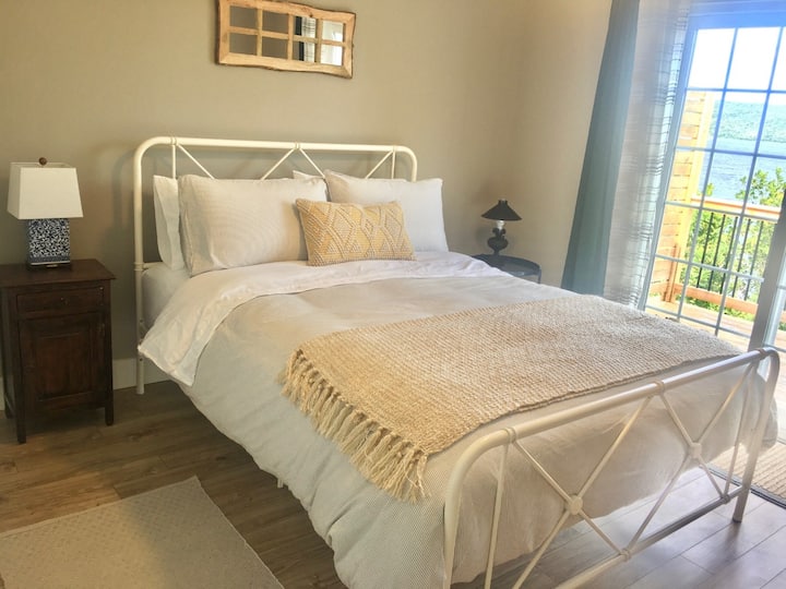 Брачна спална соба со поглед на езеро