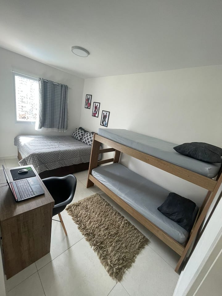 Super prostrani apartman s klima-uređajem, 1 krevetom na kat, 1 bračnim krevetom i 1 radnom stanicom za kućni ured.

Osiguravamo posteljinu i jastuke.