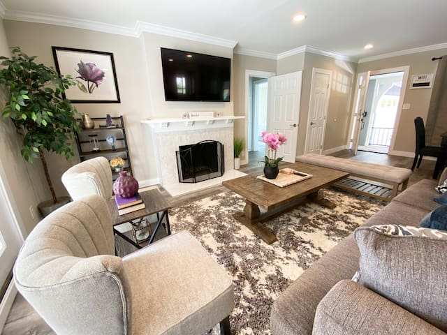 Burbank Hills VIEW Home! Completely Remodeled. gallery image 2