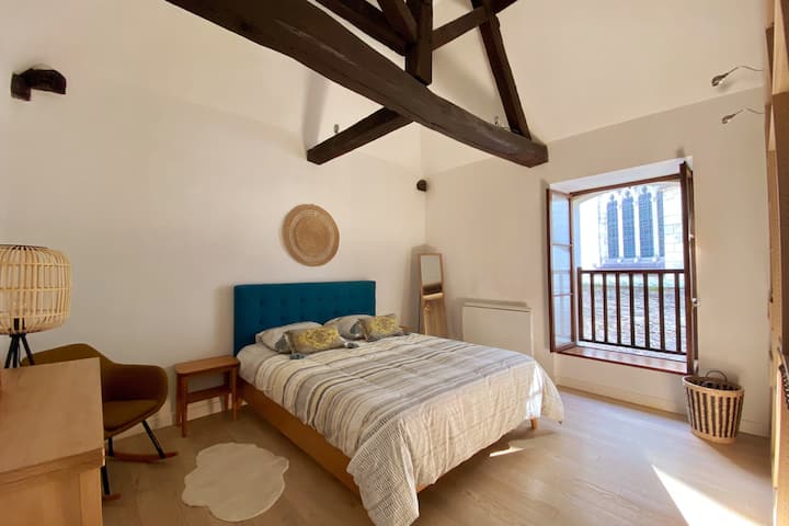 დიდი საძინებელი საწოლით, ძალიან კომფორტული...