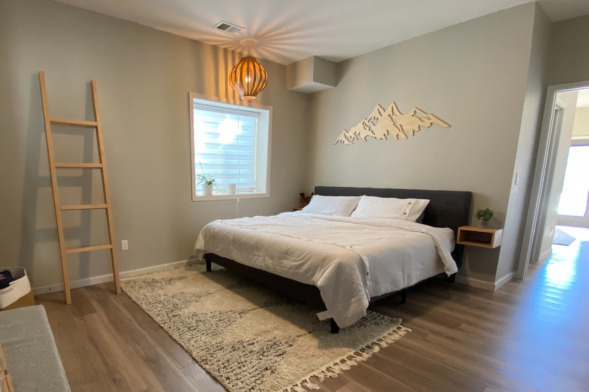 ห้องสวีทเตียงคิงไซส์

(มีห้องนั่งเล่นพร้อมเมมโมรี่โฟมที่ดึงออกจากเตียง/โซฟา)