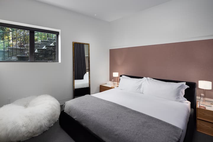 Lower Bedroom 7: King
Shared bathroom with bedroom 6