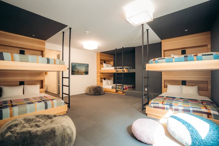Bedroom 5: 6 x queen beds connected to large ensuite bathroom
