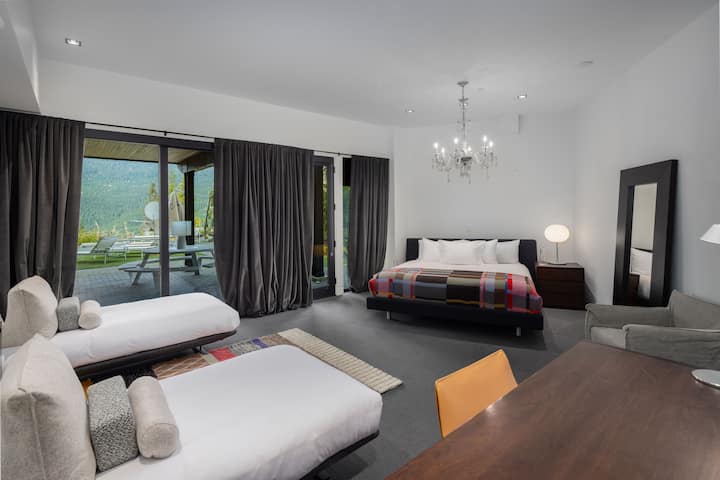 Bedroom 6 with 2 twin beds and a king bed, shared bathroom with bedroom 7, access to bedroom 7 through this room