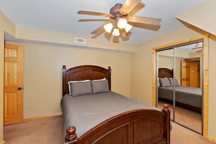 Glavna spavaća soba 6 s bračnim krevetom (160x200). 