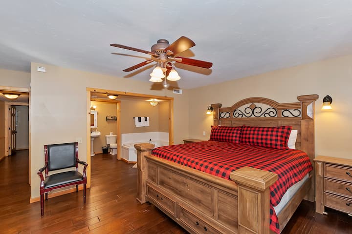 Glavna spavaća soba 2 s bračnim krevetom i ulazom u dvorište. 