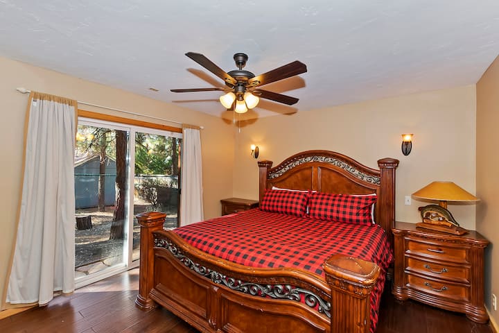 Glavna spavaća soba 5 s bračnim krevetom i ulazom u dvorište.