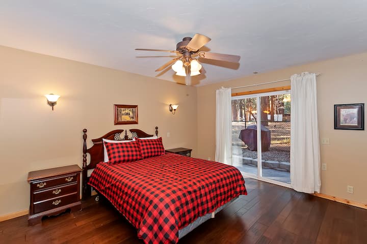 Glavna spavaća soba 8 s ulazom u stražnje dvorište. 