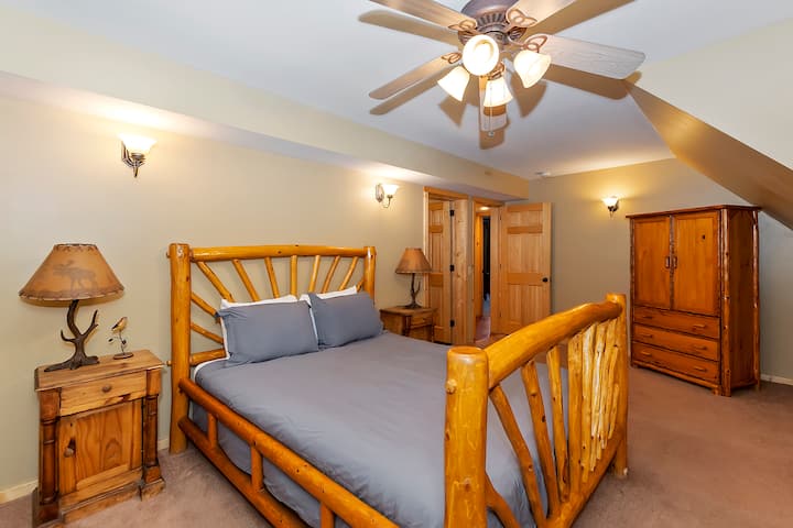 Spavaća soba 7 s bračnim krevetom (160x200).