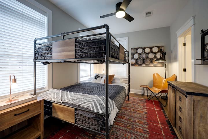 First floor en-suite bedroom, queen on queen bedroom, easy in and out. No need to climb stairs.
