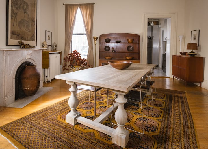 Sperry House Queen Bedroom Overlooking Garden - New Haven, CT