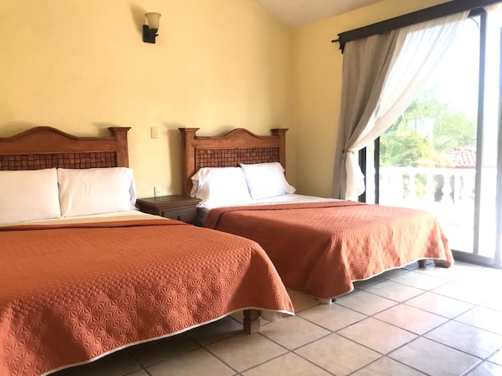 חדר שינה ראשי עם חדר רחצה ומזגן משלו 