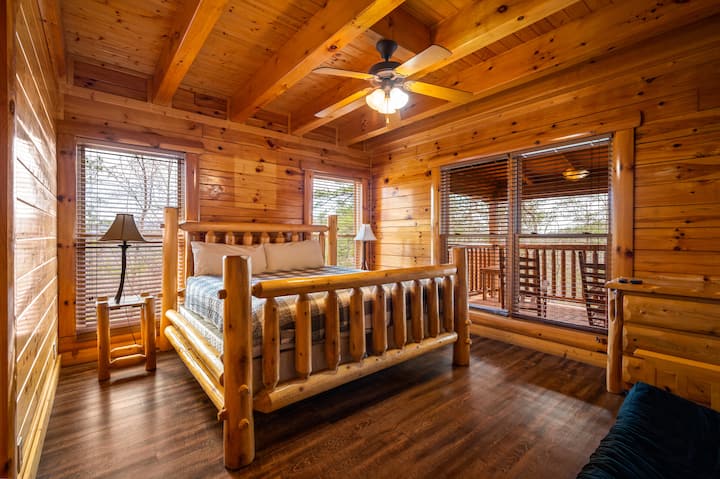 غرفة النوم الرئيسية: واحدة من غرف النوم التسع بحجم كينغ المجهزة بمرتبة جديدة تمامًا وغطاء سرير. تحتوي جميع غرف النوم الكبيرة على تلفزيون خاص بها متصل بالكابل وحماماتها الخاصة.