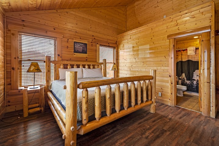 غرفة النوم العلوية: واحدة من غرف النوم التسع بحجم كينغ المجهزة بمرتبة جديدة تمامًا وغطاء سرير. تحتوي جميع غرف النوم الكبيرة على تلفزيون خاص بها متصل بالكابل وحماماتها الخاصة.