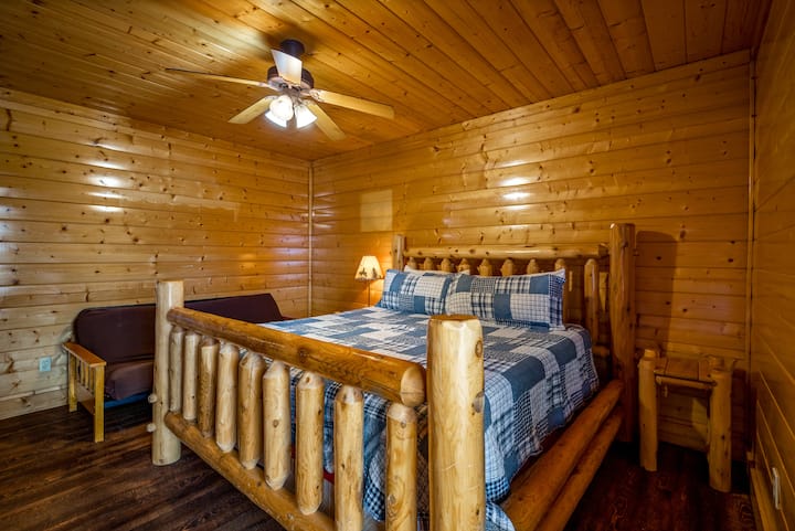 غرفة نوم بمستوى منخفض: واحدة من غرف النوم التسع بحجم كينغ المجهزة بمرتبة جديدة تمامًا وغطاء سرير. تحتوي جميع غرف النوم الكبيرة على تلفزيون خاص بها متصل بالكابل وحماماتها الخاصة.