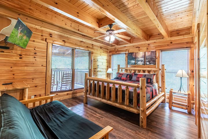 غرفة النوم الرئيسية في المستوى الرئيسي: واحدة من غرف النوم التسع بحجم كينغ المجهزة بمرتبة جديدة تمامًا وغطاء سرير. تحتوي جميع غرف النوم الكبيرة على تلفزيون خاص بها متصل بالكابل وحماماتها الخاصة.