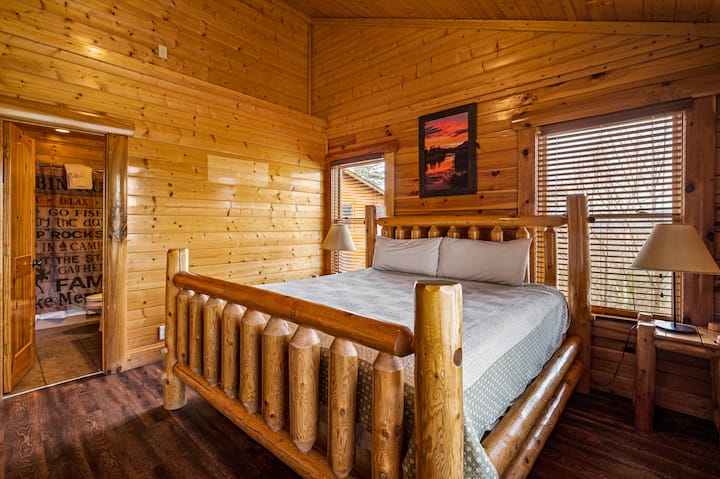 غرفة النوم العلوية: واحدة من غرف النوم التسع بحجم كينغ المجهزة بمرتبة جديدة تمامًا وغطاء سرير. تحتوي جميع غرف النوم الكبيرة على تلفزيون خاص بها متصل بالكابل وحماماتها الخاصة.