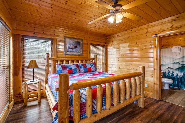 غرفة نوم بمستوى منخفض: واحدة من غرف النوم التسع بحجم كينغ المجهزة بمرتبة جديدة تمامًا وغطاء سرير. تحتوي جميع غرف النوم الكبيرة على تلفزيون خاص بها متصل بالكابل وحماماتها الخاصة.