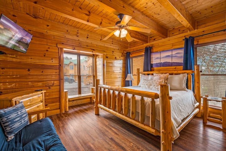 غرفة النوم الرئيسية: واحدة من غرف النوم التسع بحجم كينغ المجهزة بمرتبة جديدة تمامًا وغطاء سرير. تحتوي جميع غرف النوم الكبيرة على تلفزيون خاص بها متصل بالكابل وحماماتها الخاصة.