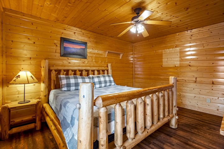 غرفة نوم بمستوى منخفض: واحدة من غرف النوم التسع بحجم كينغ المجهزة بمرتبة جديدة تمامًا وغطاء سرير. تحتوي جميع غرف النوم الكبيرة على تلفزيون خاص بها متصل بالكابل وحماماتها الخاصة.