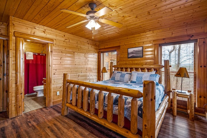 غرفة نوم بمستوى منخفض: واحدة من غرف النوم التسع بحجم كينغ المجهزة بمرتبة جديدة تمامًا وغطاء سرير. تحتوي جميع غرف النوم الكبيرة على تلفزيون خاص بها متصل بالكابل وحماماتها الخاصة.