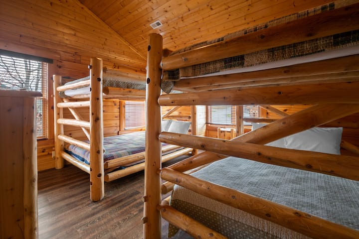 غرفة نوم الطابق العلوي: هذه هي واحدة من ثلاث غرف نوم بطابقين تحتوي على (2) مجموعات من الملكة على سرير بطابقين الملكة. يأتي مزودًا بتلفاز ذكي وحمام خاص.