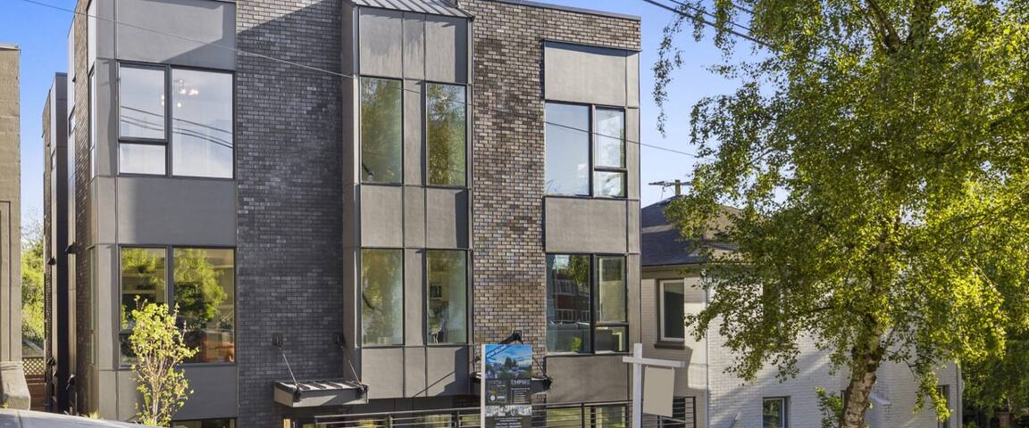 Duplex 4 BR With Rooftop views of Space Needle gallery image 2