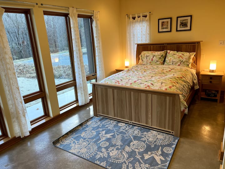 בחדר השינה השני שלכם יש מיטת קווין סייז והרבה אור טבעי במהלך היום.  יש בו גם חדר רחצה ושירותים משלו.  לא לשכוח את הרצפות המחוממות!